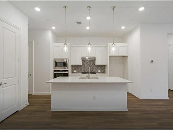 Kitchen & Dining