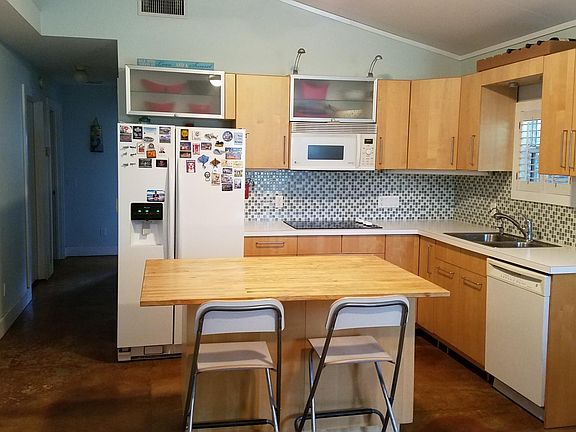 4th image of 2325 Benson St