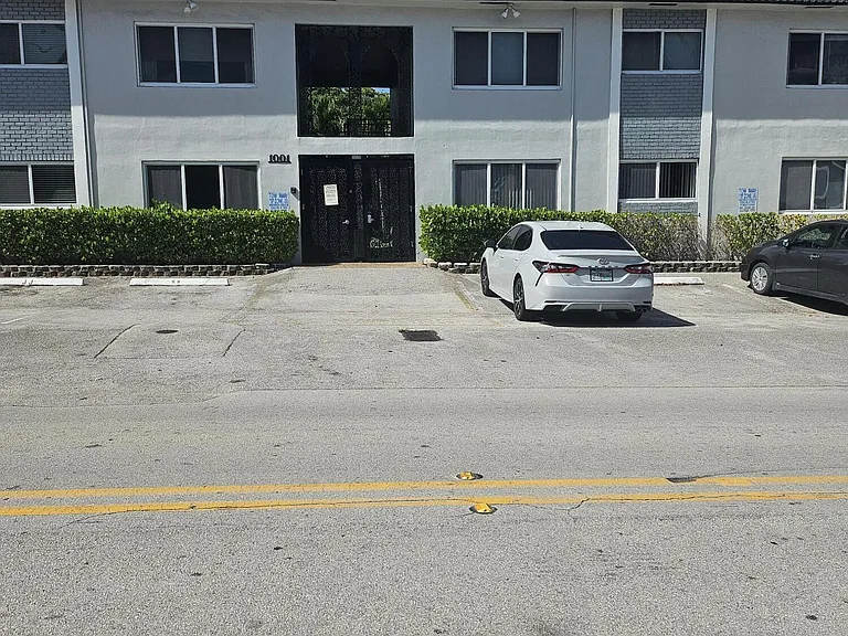 1001 SE 16th St #17 — Photo 2