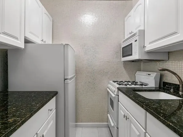 333 East 46th Street image 3 of 9