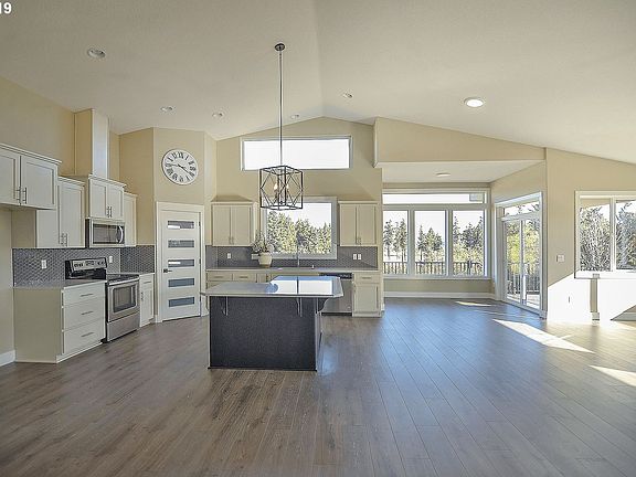 3rd image of 174 Basswood Dr