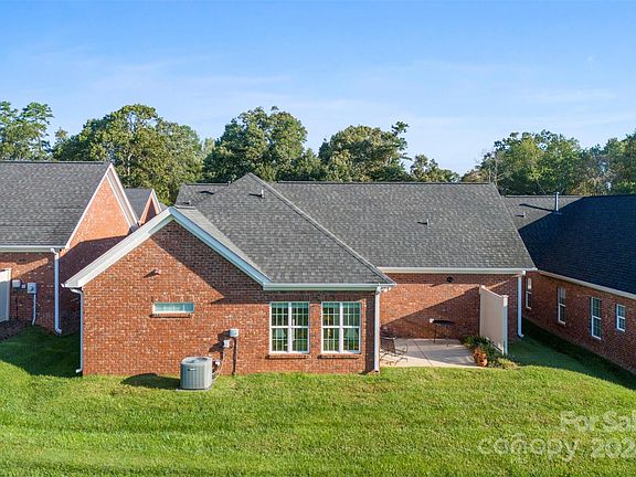 4th image of 1008 Villas Dr