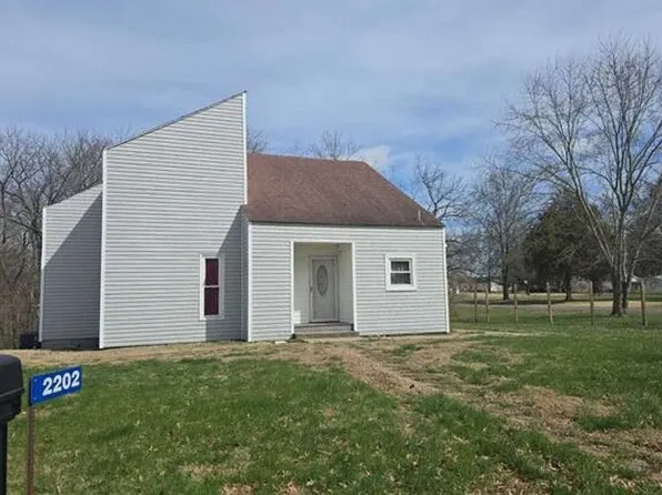2202 Ross Ln, Centralia, IL 62801