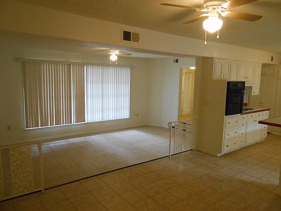 Spacious Sunken Livingroom