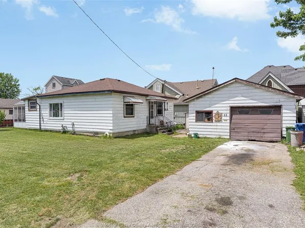 22 Manhattan St, Lasalle, ON N9J 2L7