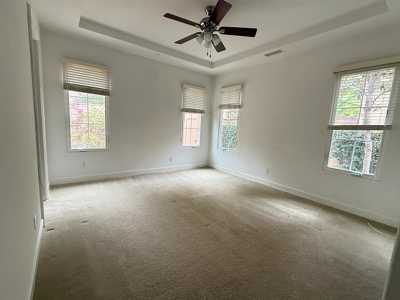 4 bed, 2402 sqft, $6,100 — Photo 3