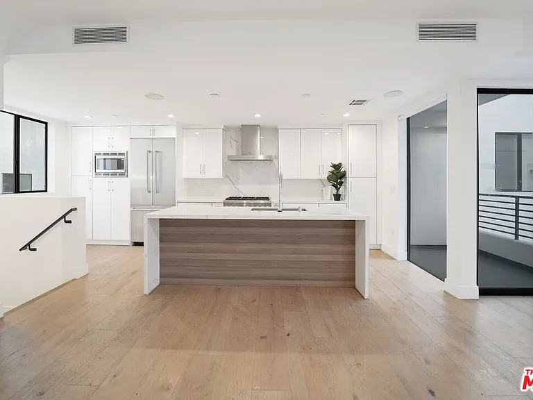 735 N Gramercy Pl — Photo 3