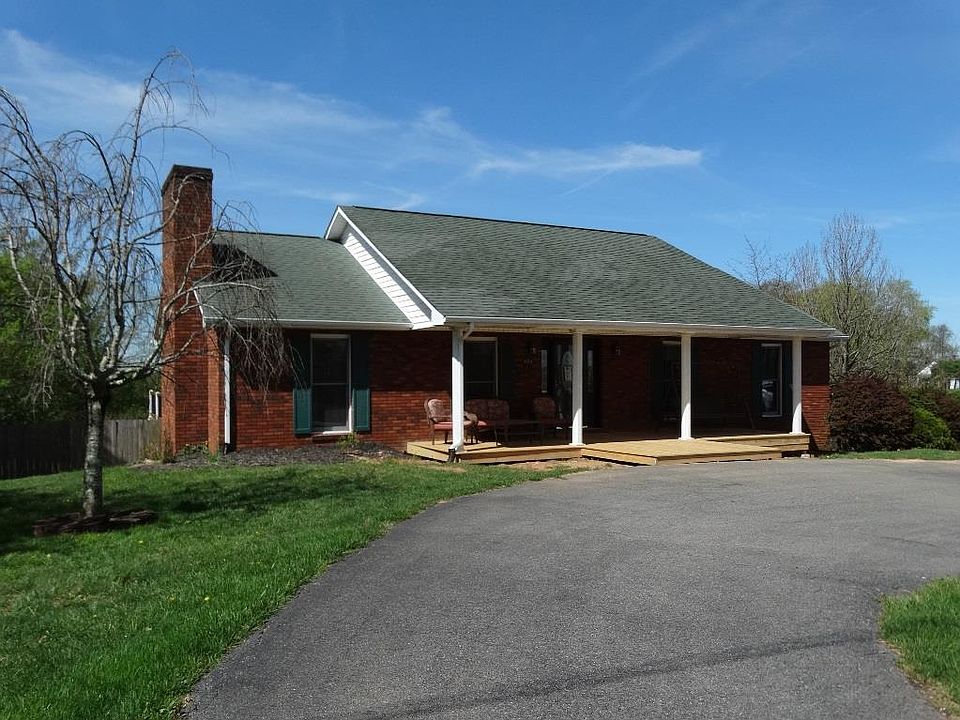 1st image of 404 Country Club Ln