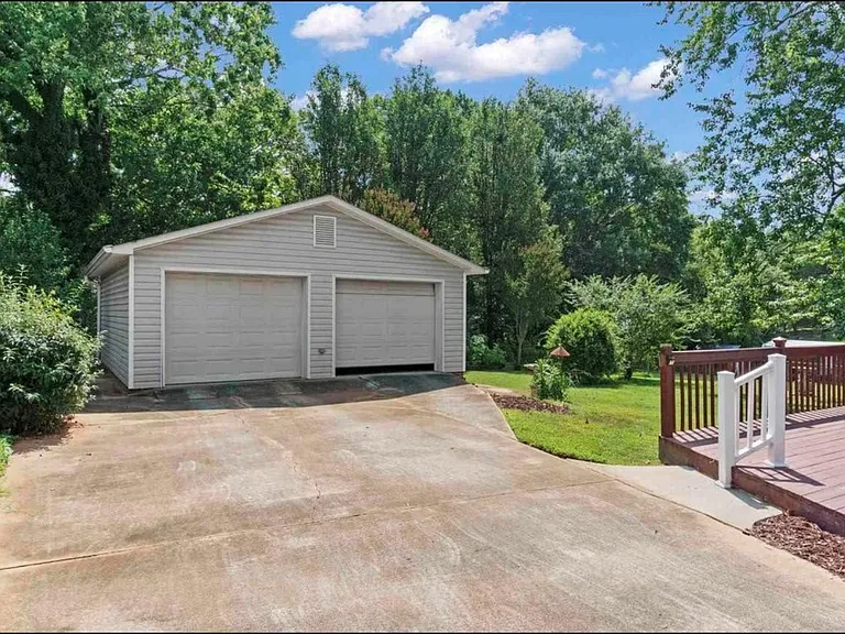 39 Mayfair Ln — Photo 5