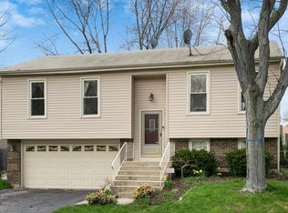 678 Iroquois Trl, Carol Stream, IL