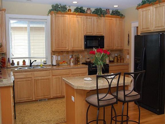 GRANITE ISLAND KITCHEN
