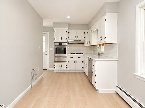 4th image of 140 Francisco Ave