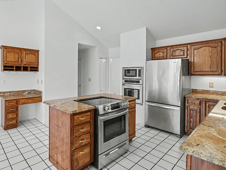 102 Lexington Ln — Photo 10