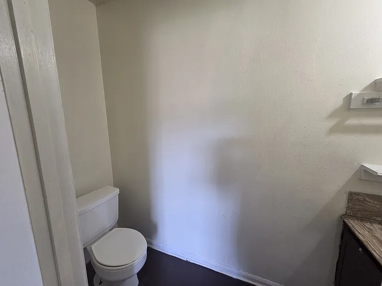 202 Belgium St #C — Photo 6