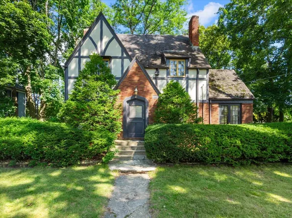 526 W Jackson St, Woodstock, IL 60098