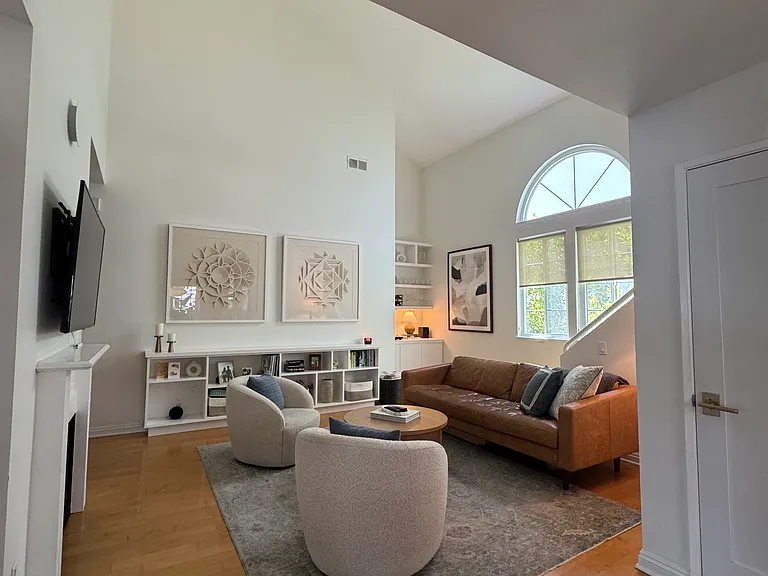 945 N Hudson Ave #204 — Photo 1