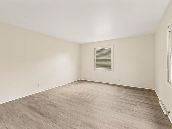 4th image of 2334 Southdale Dr