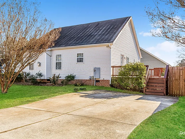 2841 Glastonbury Rd — Photo 2