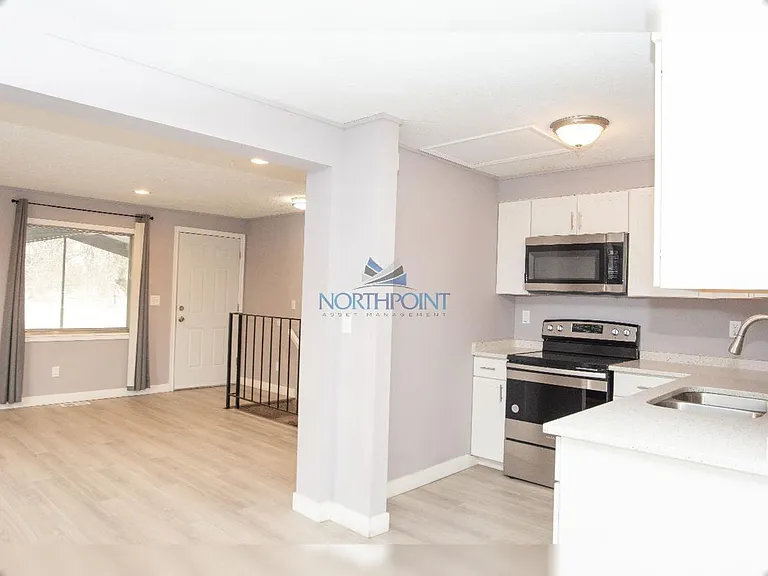 Bright & Open 2 bed 2 bath — Photo 23