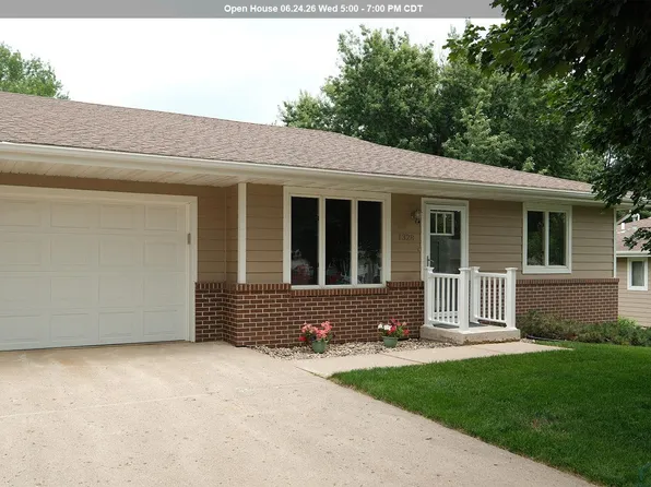 1328 1st Ave SE, Sioux Center, IA 51250