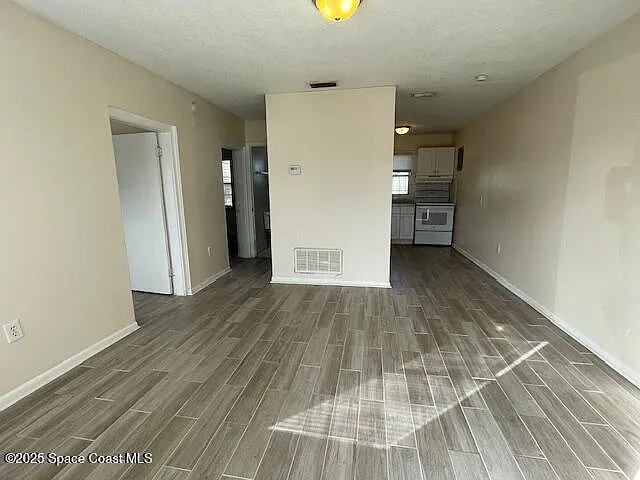 2 bed, 1.0 bath, 850 sqft, $1,095 — Photo 3