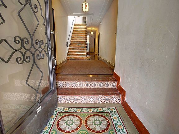 3rd image of 335 S Cloverdale Ave Uppr #