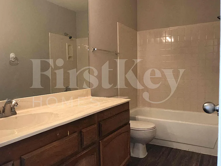 526 E Topeka Dr — Photo 11