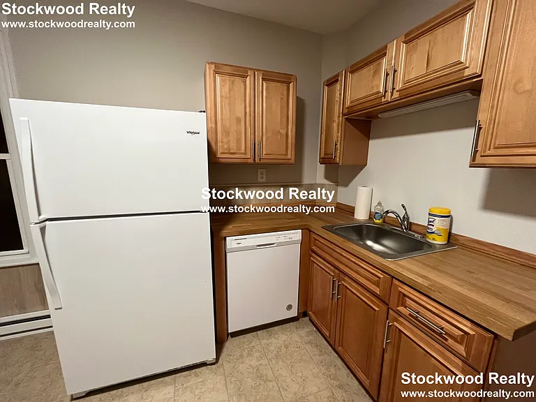 274 E Cottage St #1 — Photo 33