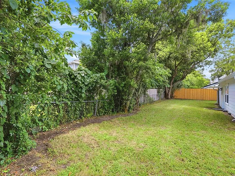 2704 E Jefferson St — Photo 40