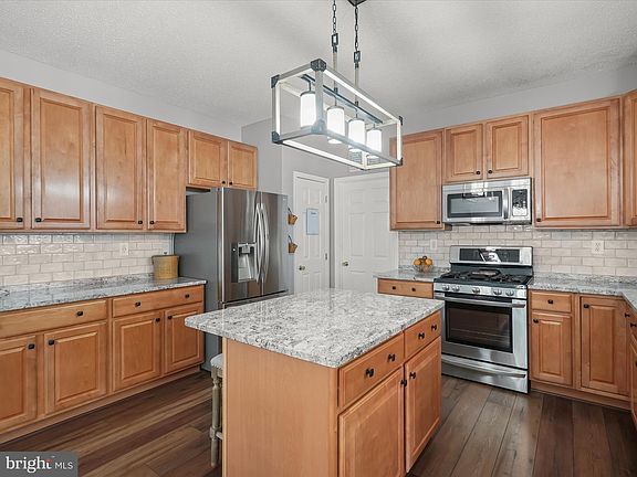 4th image of 1003 Canterbury Ln