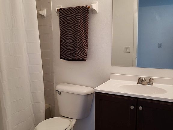 4th image of 386 SW Eastport Cir