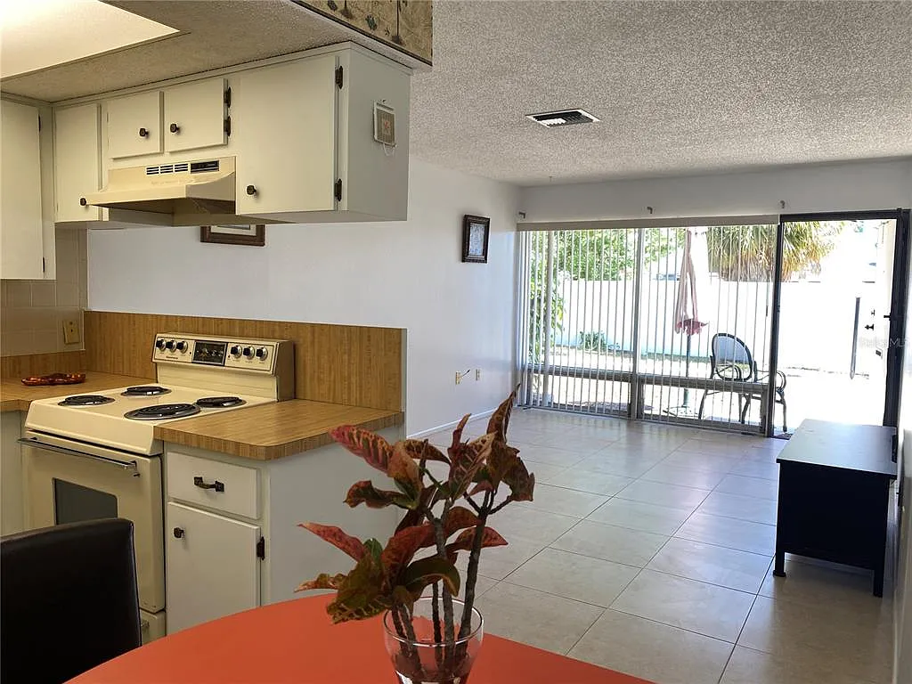 2 bed, 1.5 bath, 825 sqft, $1,350 — Photo 2