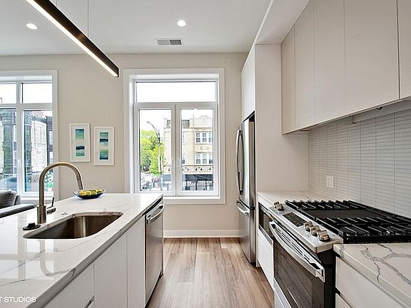 2nd image of 1348 W Roscoe St #209