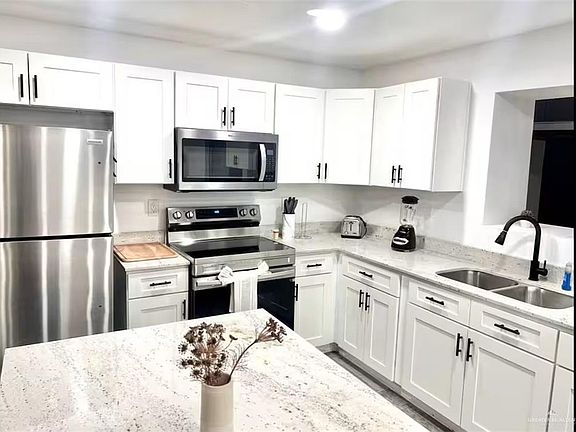 4th image of 726 W Kelly Ave