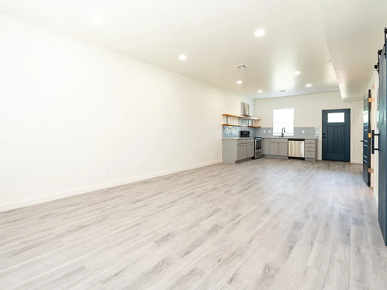 2885 N Oliver St — Photo 31