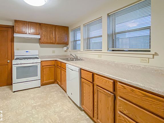 3rd image of 2837 N Southport Ave
