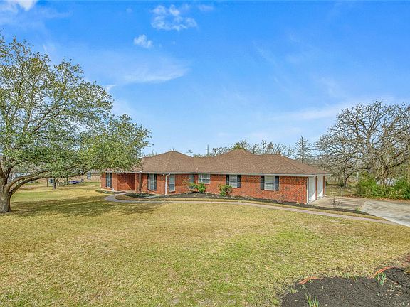 3rd image of 1002 Howe Dr