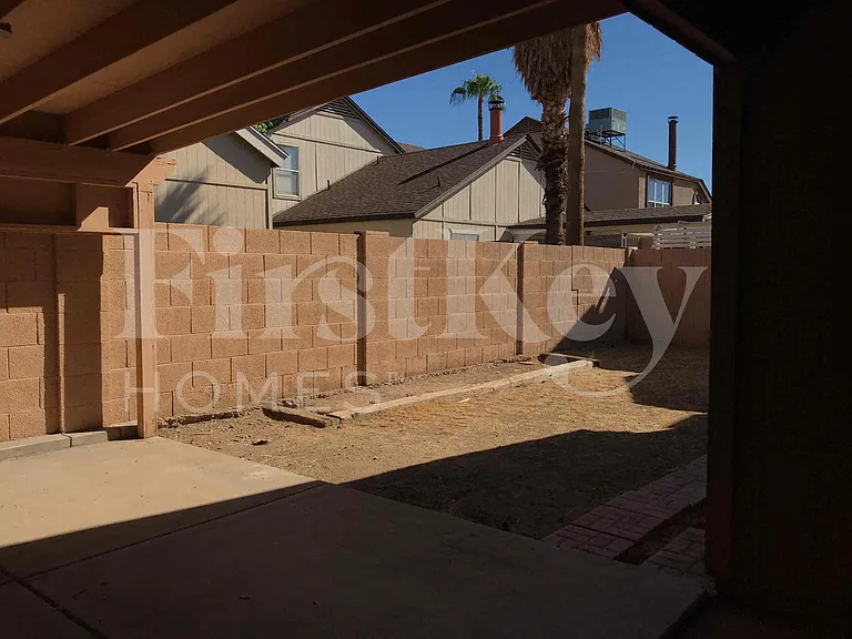 526 E Topeka Dr — Photo 20