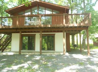 800 Canyon Ct, Hawley, PA 18428