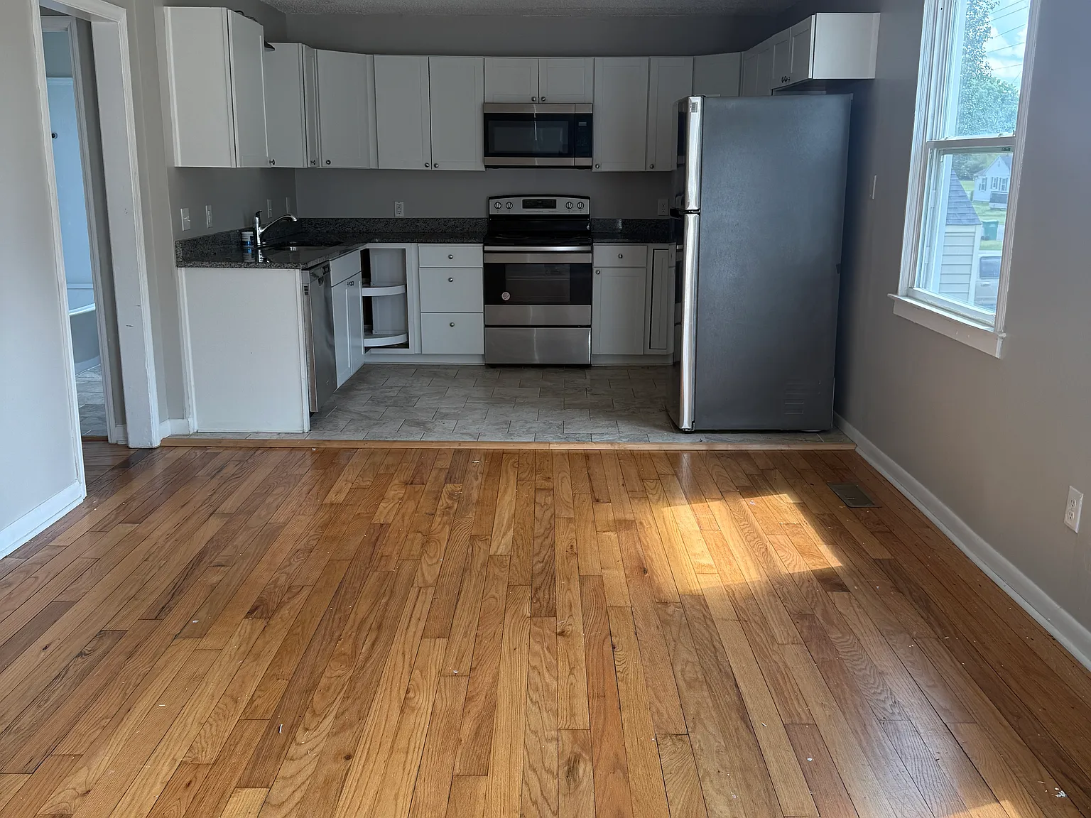 3 bed, 1090 sqft, $1,200 — Photo 2