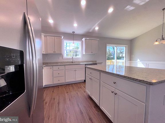 4th image of 375 Burns St