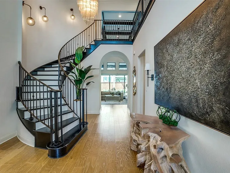 7450 Zachery Dr — Photo 2
