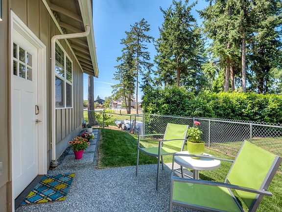 Private patio & lawn