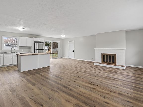 2nd image of 815 Parkway Dr