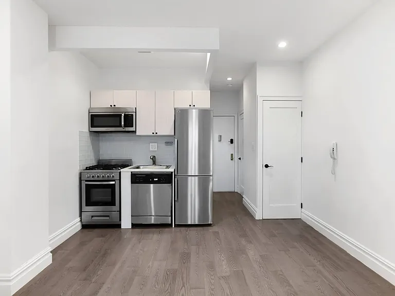 18 Avenue A #5F — Photo 2