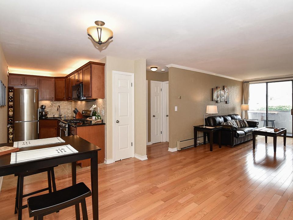 2nd image of 2025 E Greenwich Ave Unit 213
