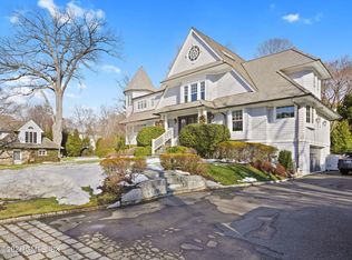 26 Glen Avon Dr, Riverside, CT 06878