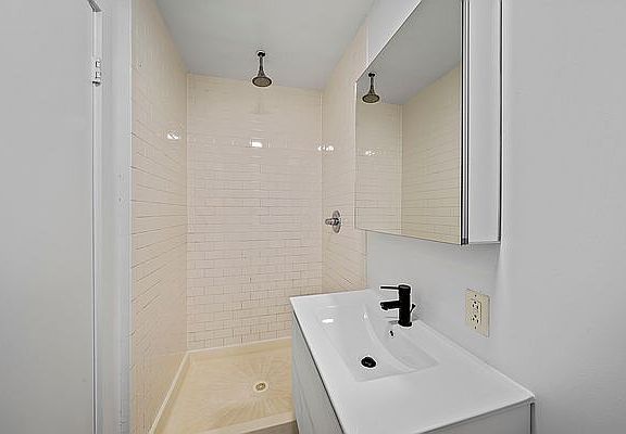 5th image of 179 Starr St APT 1L