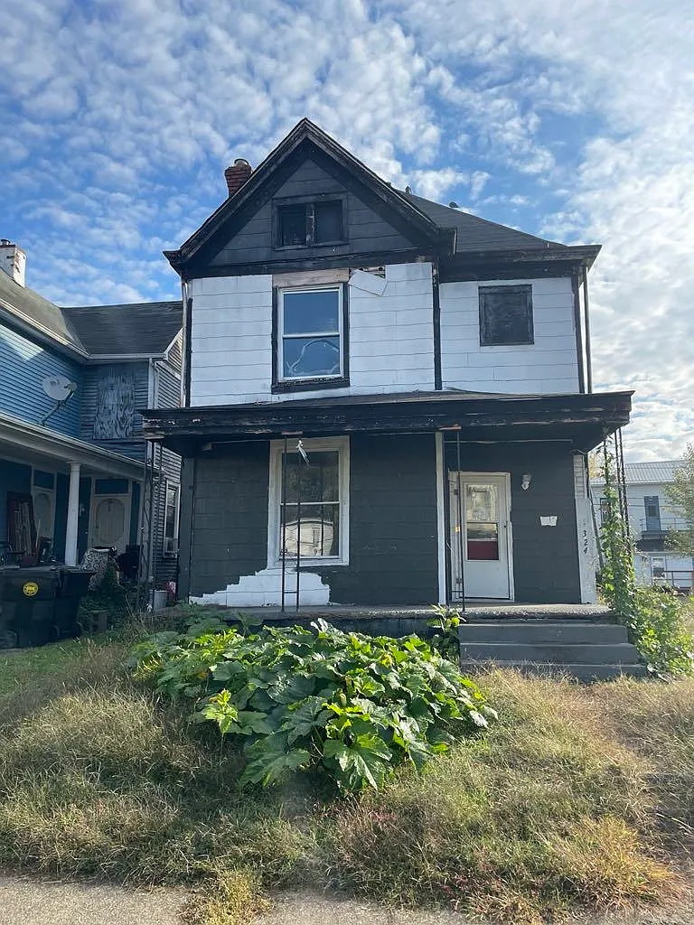 1324 Center St photo 1