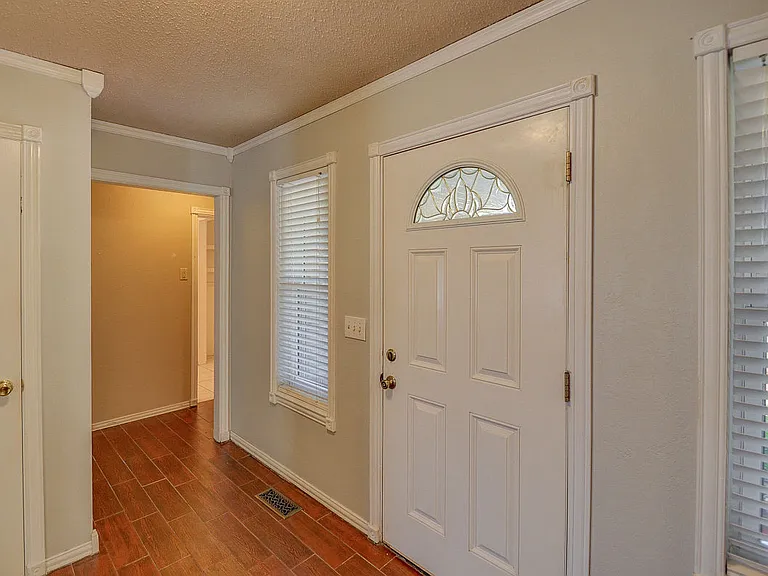 9800 Craford Ct — Photo 8